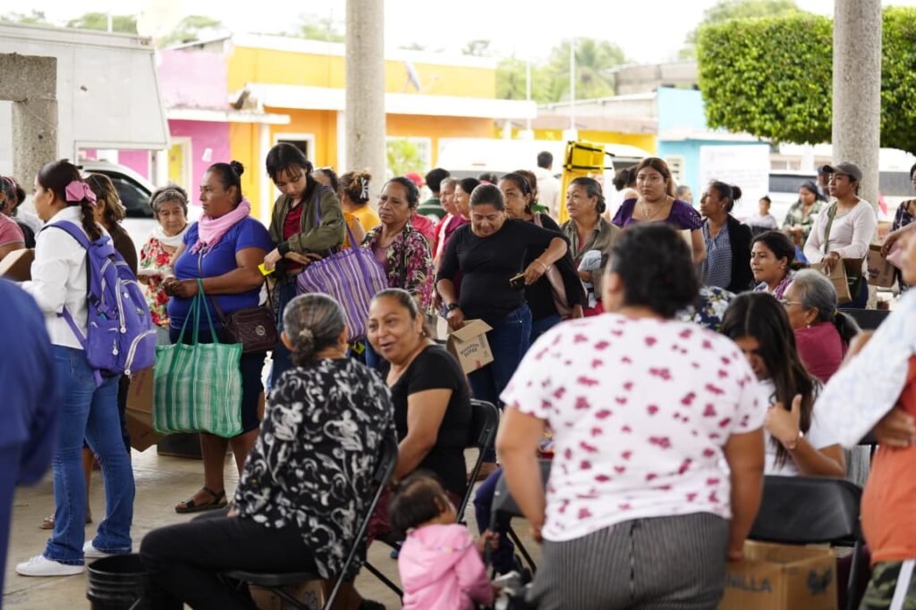 Ciudadanos de Tenosique presentes en la entrega del apoyo social de pollos para engorda