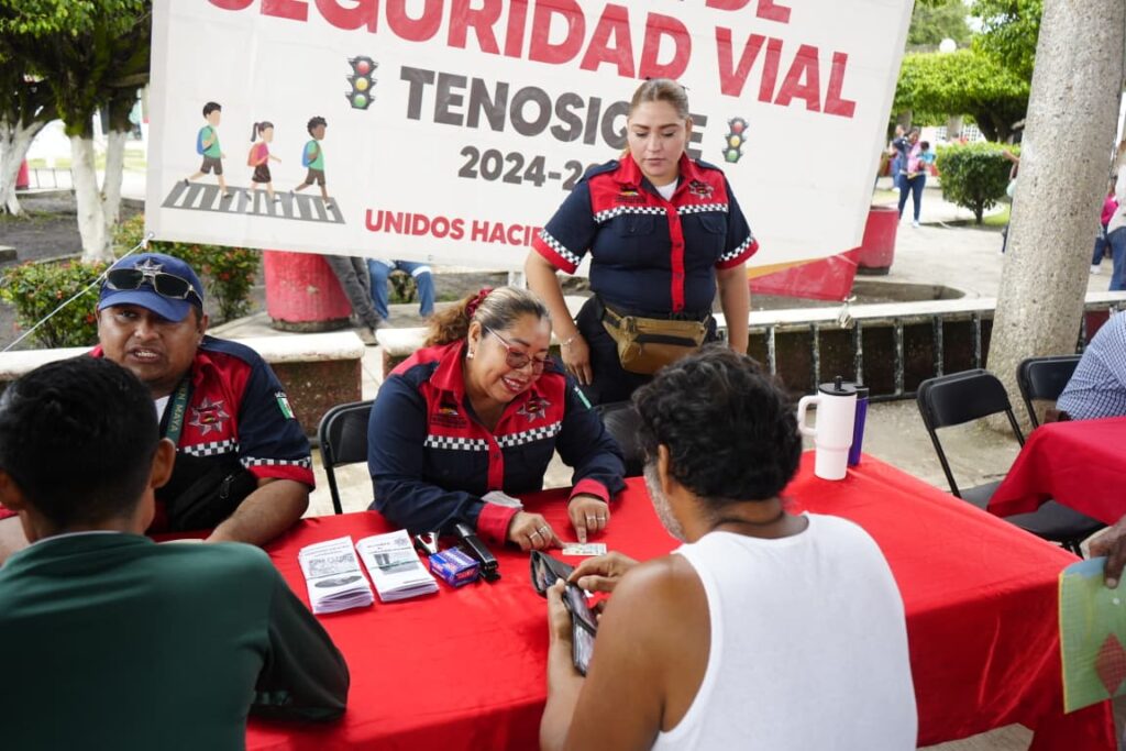 Conversaciones de agentes de seguridad vial con ciudadanos de Tenosique
