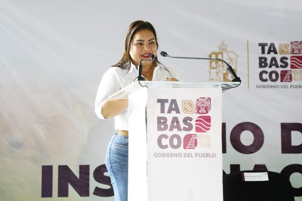 Alcaldesa Sandra Beatriz Hernández hablando a ciudadanos de Tenosique