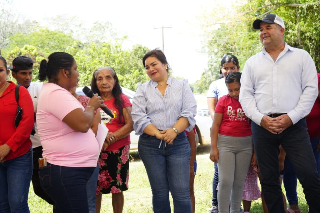 Presidenta de Tenosique con ciudadana del ejido Copó