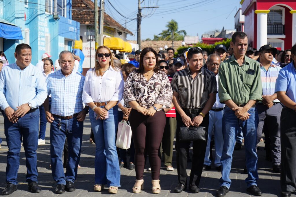 Presidenta de Tenosique Mtra. Sandra Beatriz Hernández Jiménez escuchando a los policías viales
