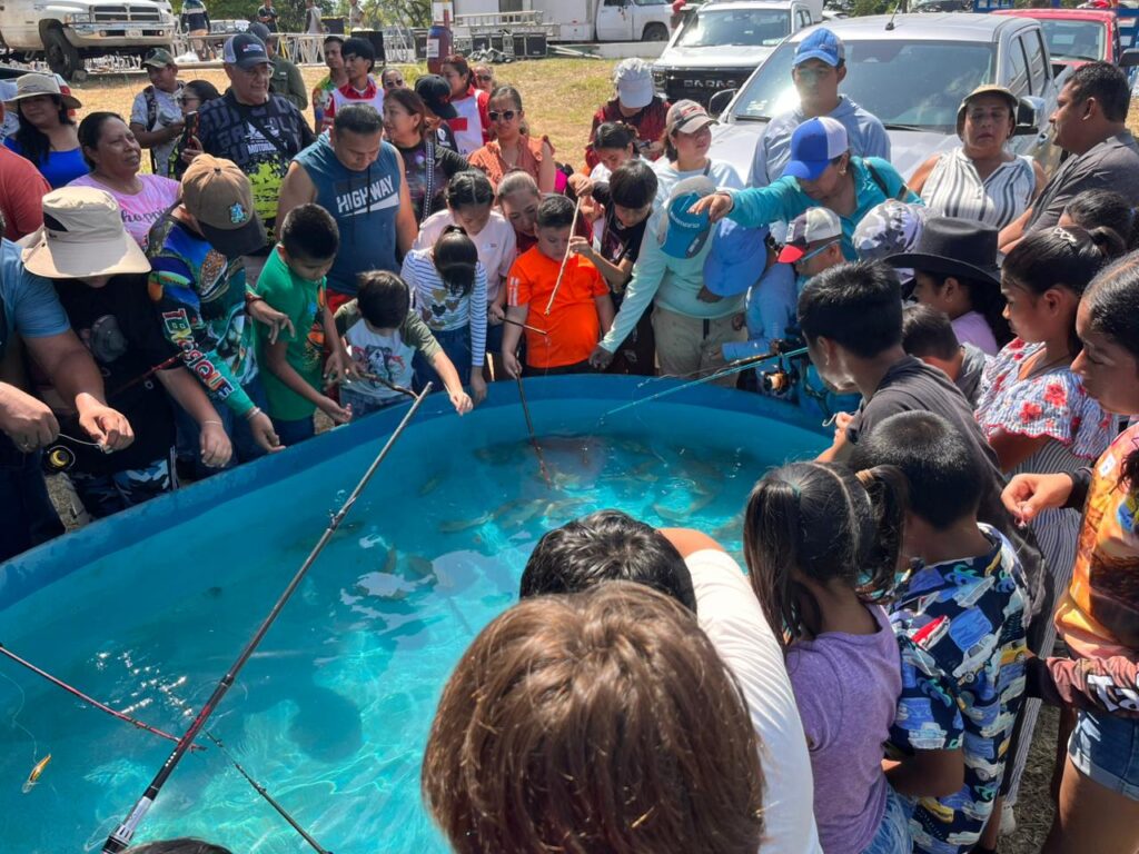 Niños pescando durante el Torneo Infantil de Pesca 2026