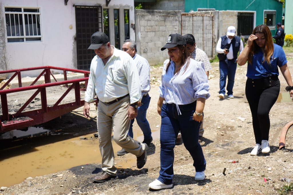 Autoridades realizando un recorrido de supervisión de obras en Tenosique