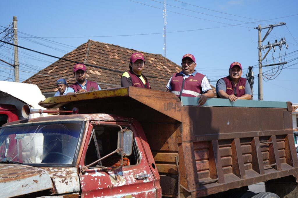 Personal durante la jornada de descacharrización
