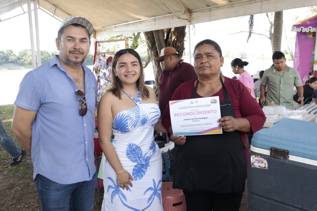 Presidenta del DIF Municipal de Tenosique Elisa Nadine Vázquez Hernández entregando un reconocimiento