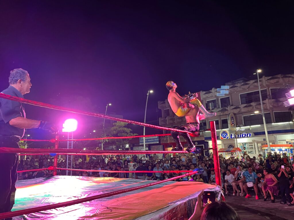 Luchador aventando a otro desde la tercera cuerda