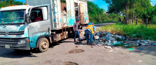 Agentes de limpieza trabajando sobre la ruta a Pomoná