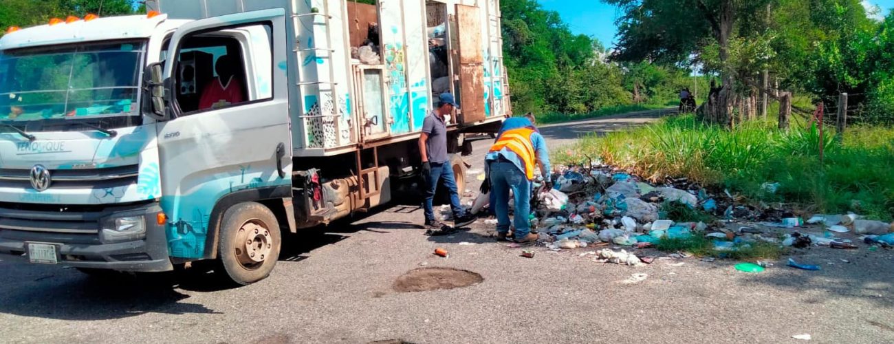 Agentes de limpieza trabajando sobre la ruta a Pomoná