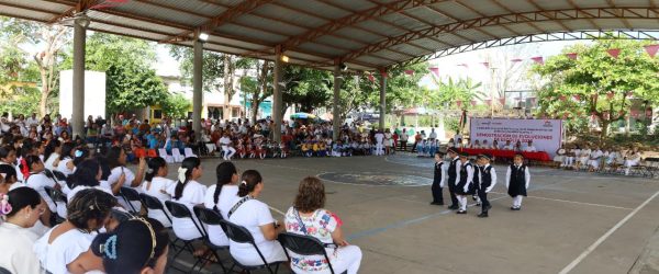 Celebran el Día de la Bandera con demostración de escoltas de nivel preescolar