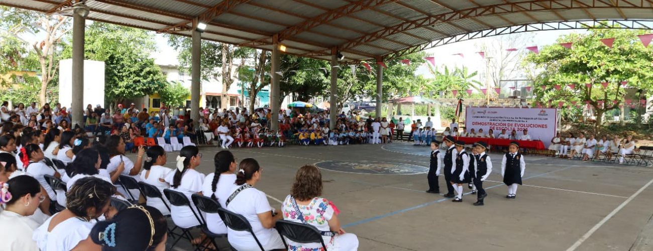 Celebran el Día de la Bandera con demostración de escoltas de nivel preescolar