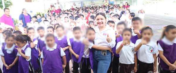 Entrega de juguetes en escuelas de Tenosique