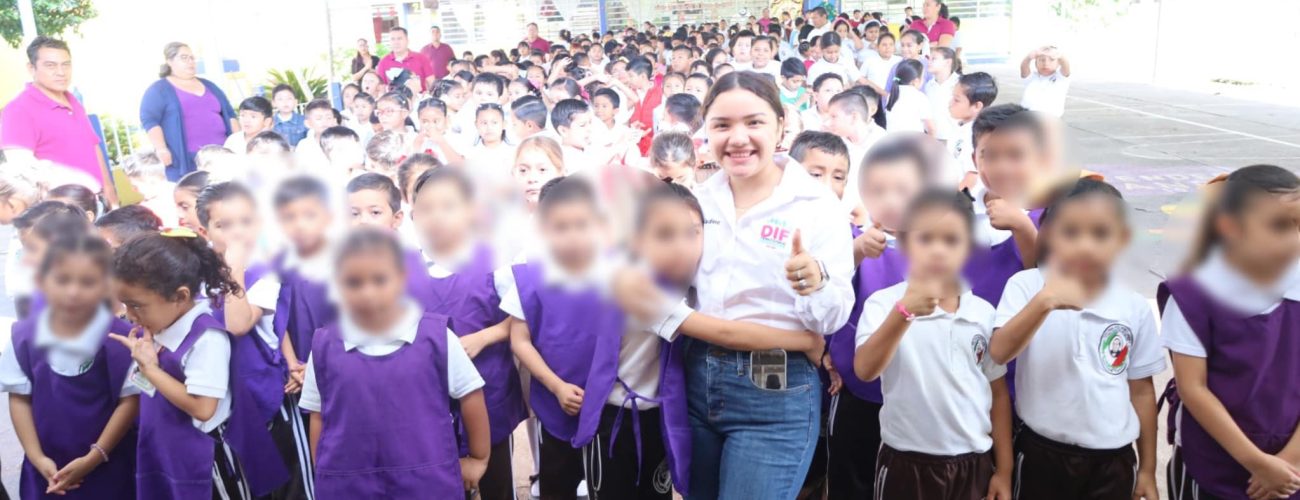 Entrega de juguetes en escuelas de Tenosique