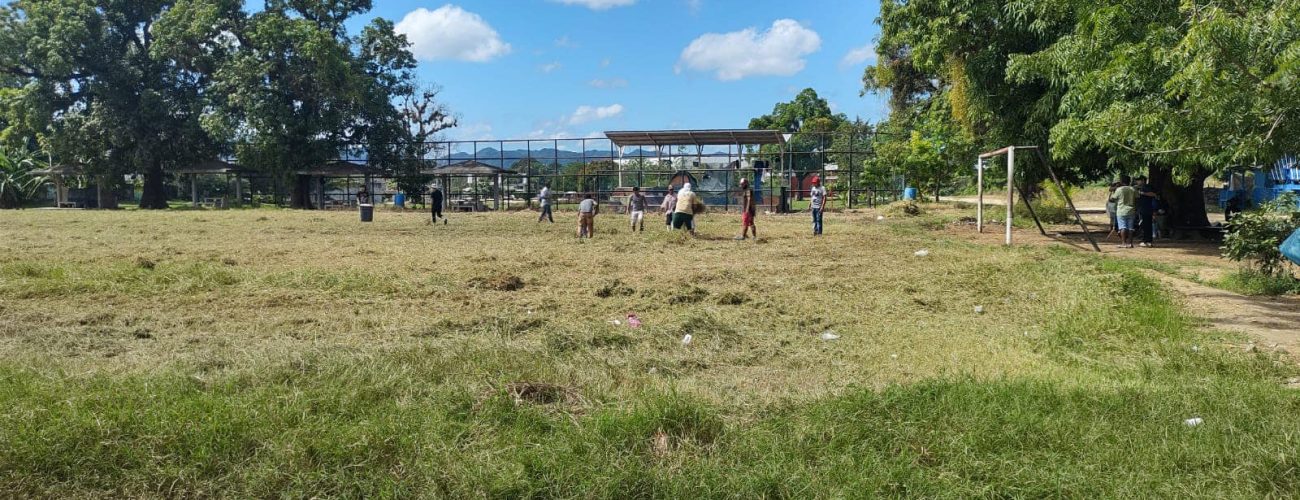 Jornada de limpieza en el campo deportivo de la colonia La Estación