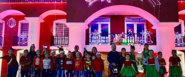 Niños tenosiquenses participando en el show La Magia de la Navidad