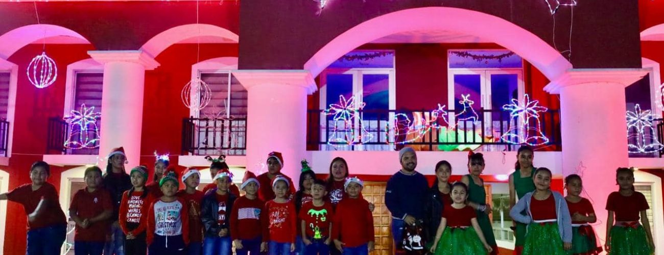 Niños tenosiquenses participando en el show La Magia de la Navidad