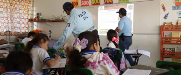 Policia_vial_impartiendo_una_clase_a_ninos_de_primaria