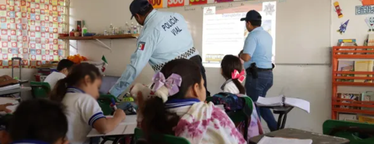 Policia_vial_impartiendo_una_clase_a_ninos_de_primaria