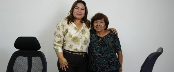 Presidenta Sandra Beatriz Hernández Jiménez con una ciudadana