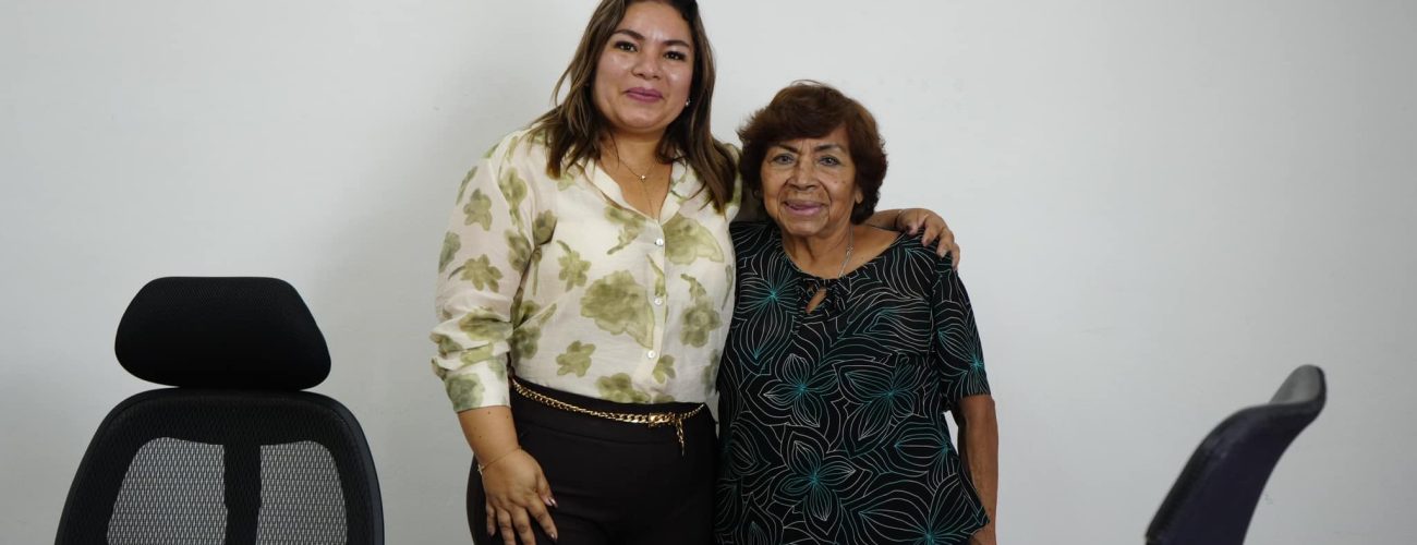 Presidenta Sandra Beatriz Hernández Jiménez con una ciudadana