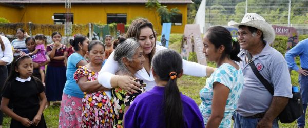 Presidenta de Tenosique abrazando a una familia en la feria de maices criollos