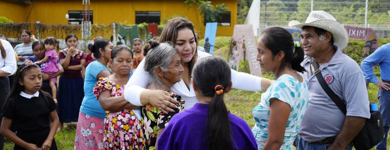 Presidenta de Tenosique abrazando a una familia en la feria de maices criollos