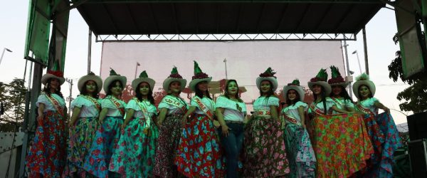 Presidenta de Tenosique con las candidatas en el parque central del carnaval 2025