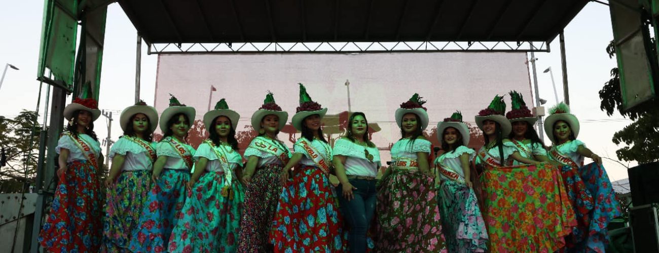 Presidenta de Tenosique con las candidatas en el parque central del carnaval 2025