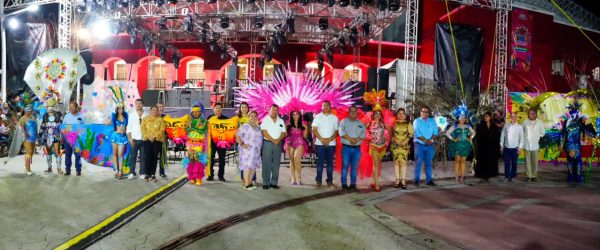 Sandra Beatriz Hernandez con los participantes del concurso de disfraces y maquillaje en el Carnaval Tenosique 2025