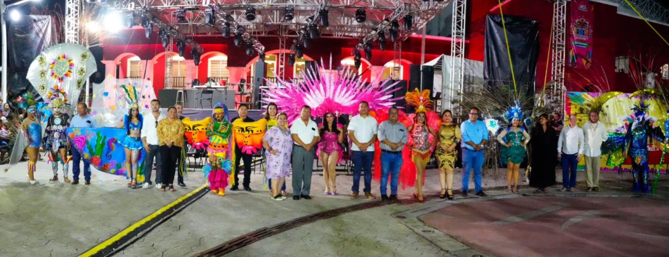 Sandra Beatriz Hernandez con los participantes del concurso de disfraces y maquillaje en el Carnaval Tenosique 2025