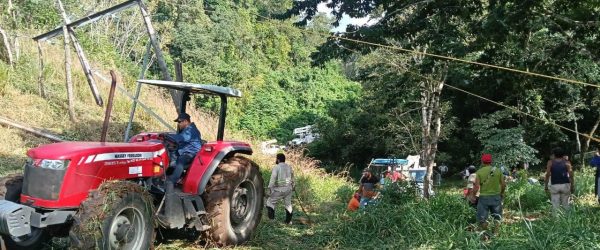 Sustitución de postes en el Ejido Los Rieles de San José en Tenosique