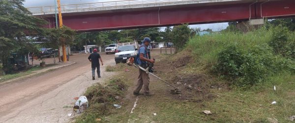 Trabajador limpiando banqueta en la calle 50 de la colonia Constitución en Tenosique