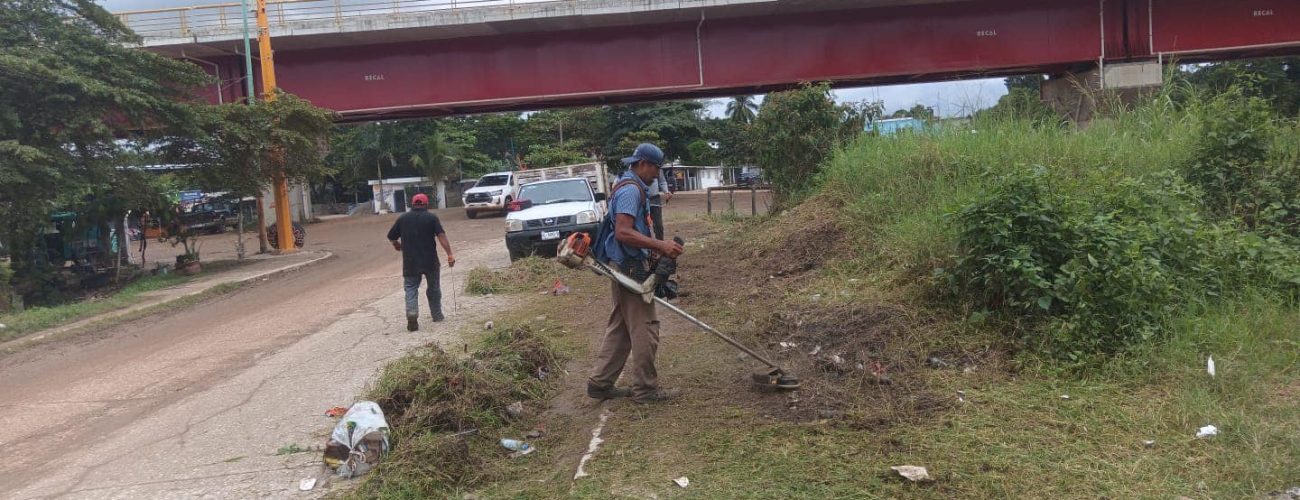 Trabajador limpiando banqueta en la calle 50 de la colonia Constitución en Tenosique