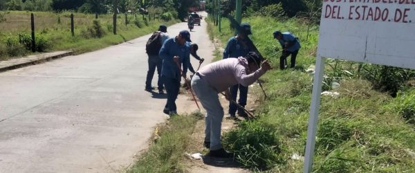 Trabajadores en la brigada de limpieza en la calle 42 en Tenosique