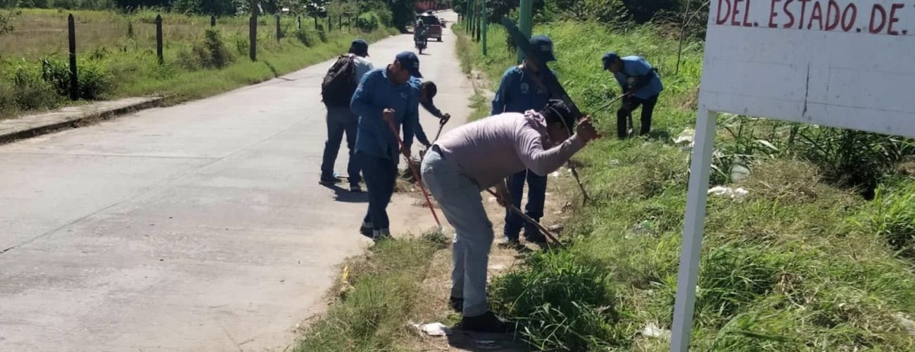 Trabajadores en la brigada de limpieza en la calle 42 en Tenosique