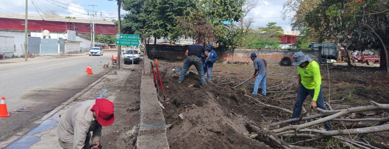 Trabajadores limpiando un área recreativa en Tenosique