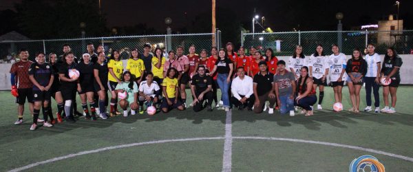 entrega de balones de fútbol a los equipos mixtos