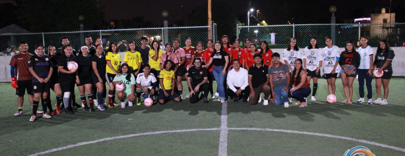 entrega de balones de fútbol a los equipos mixtos