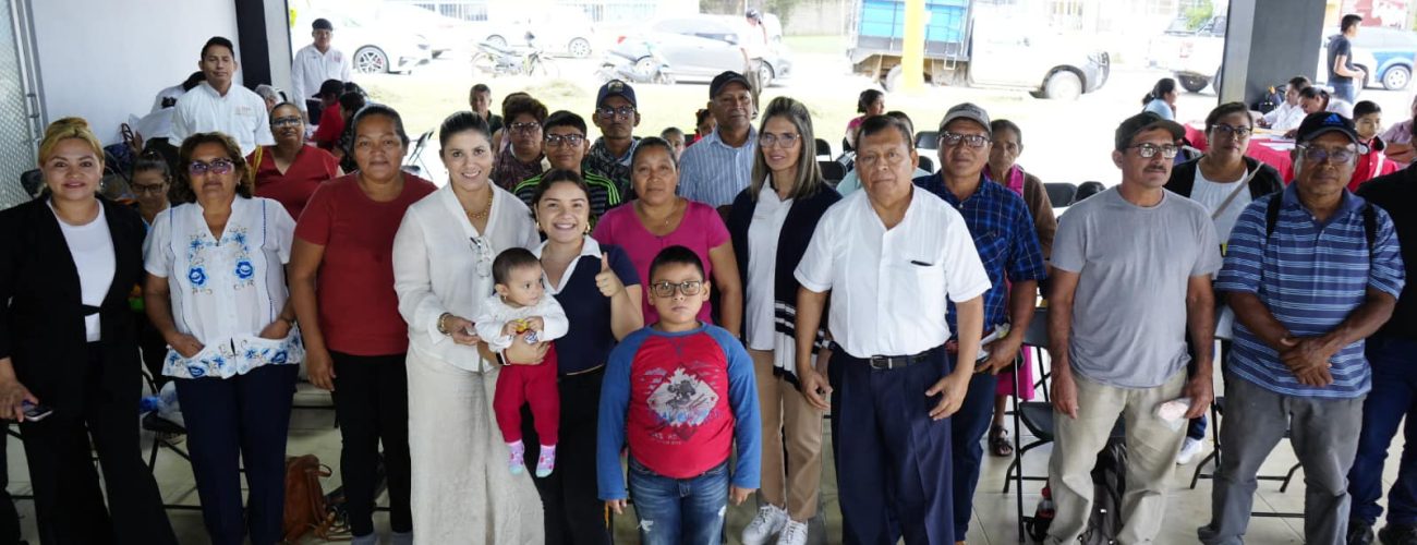 entrega de lentes graduados por parte del DIF de Tenosique