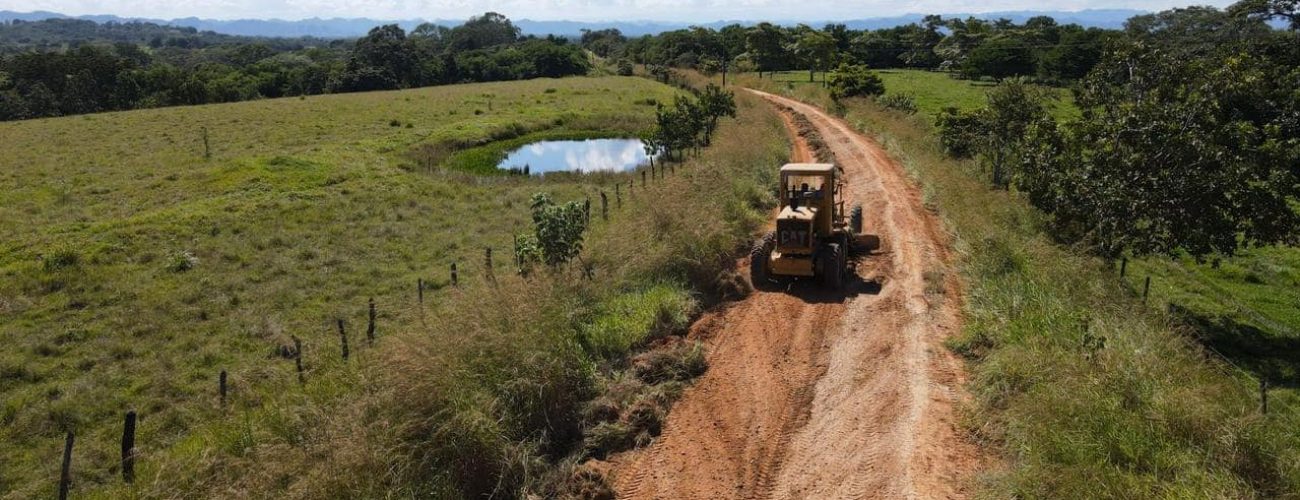 maquinaria eliminando exceso de tierra para nivelacion