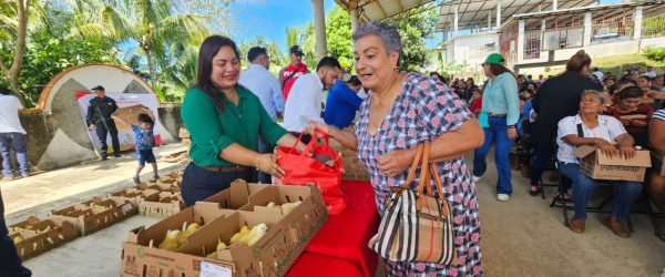 mujer mayor recibiendo pollos para engorda en la caravana de transformacion junio 2026