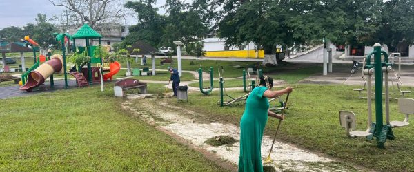 personas barriendo el parque belen