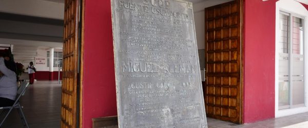 placa conmemorativa de la inauguración del puente Usumacinta, realizada en 1950