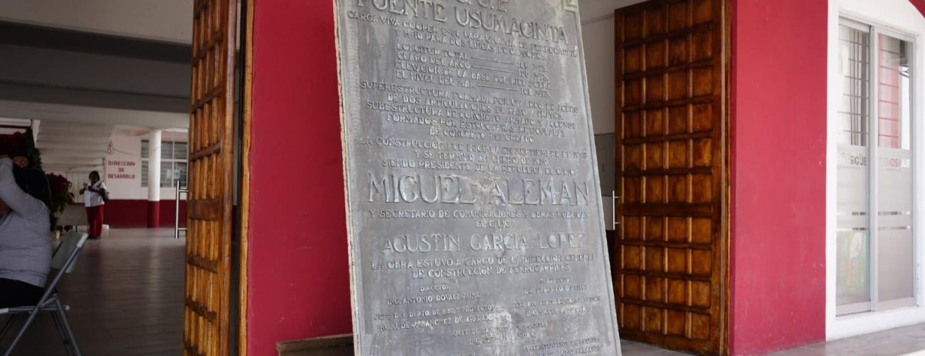 placa conmemorativa de la inauguración del puente Usumacinta, realizada en 1950