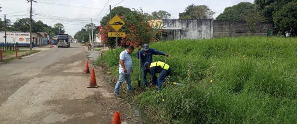 reparación de tuberías dañadas que impedían la adecuada salida del agua pluvial